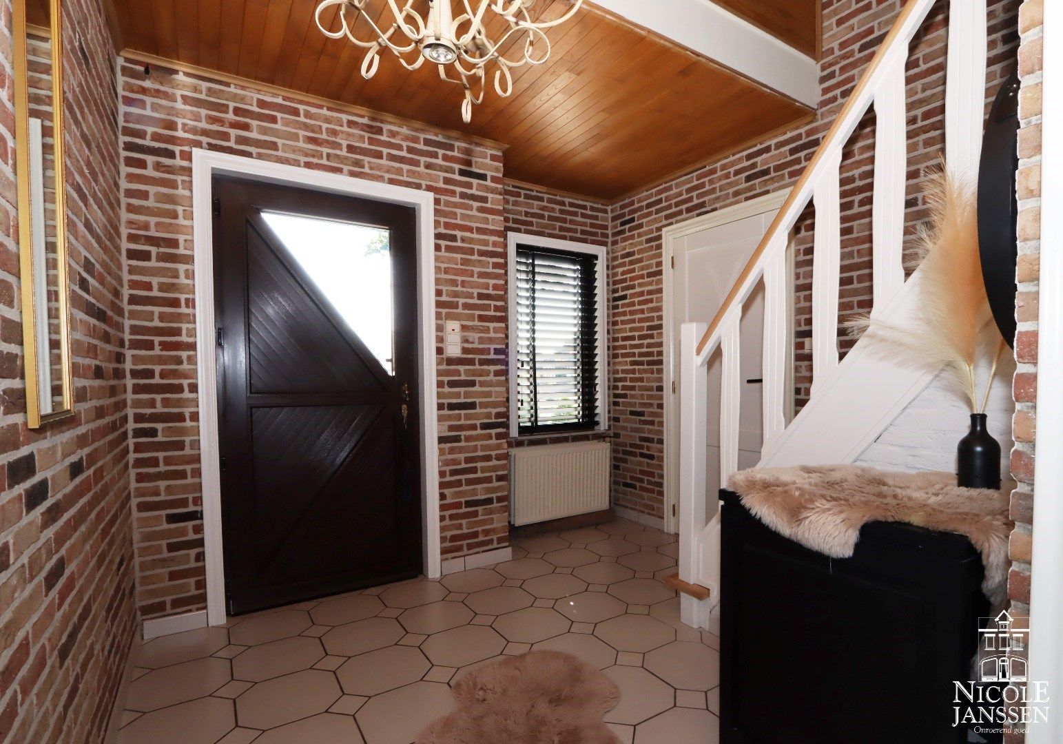 Instapklare gezinswoning met drie slaapkamers, twee badkamers, grote kelder en vrijstaande garage foto 5