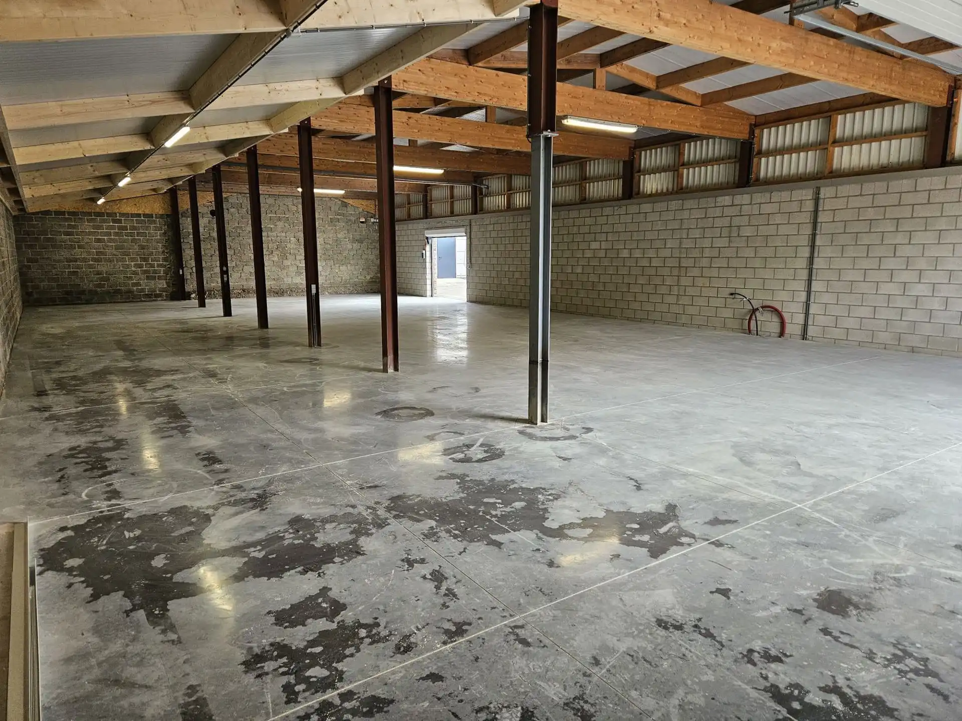 TE HUUR Oudsbergen - magazijn/werkplaats van 293m² foto 2