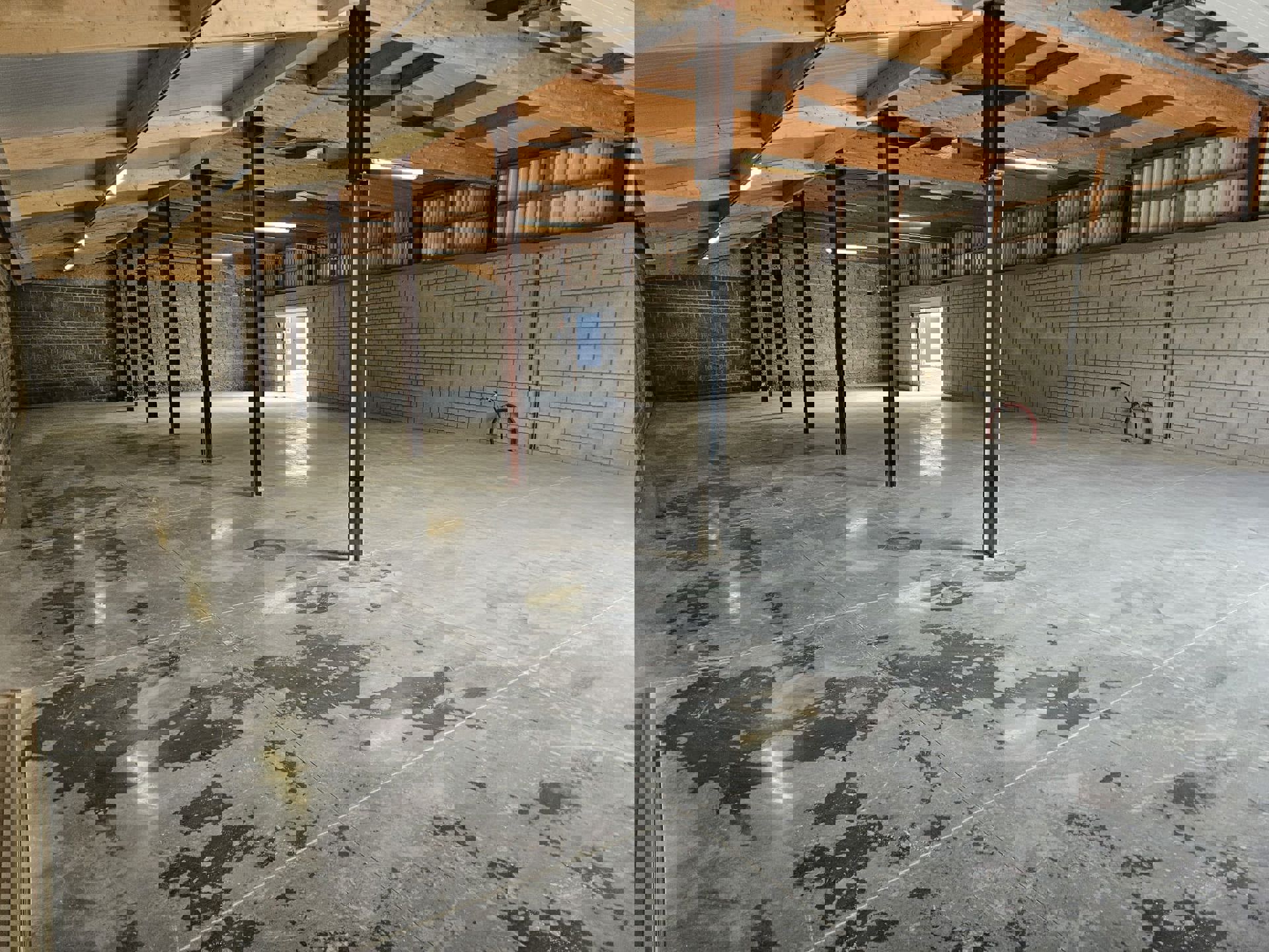 TE HUUR Oudsbergen - magazijn/werkplaats van 293m² foto 2