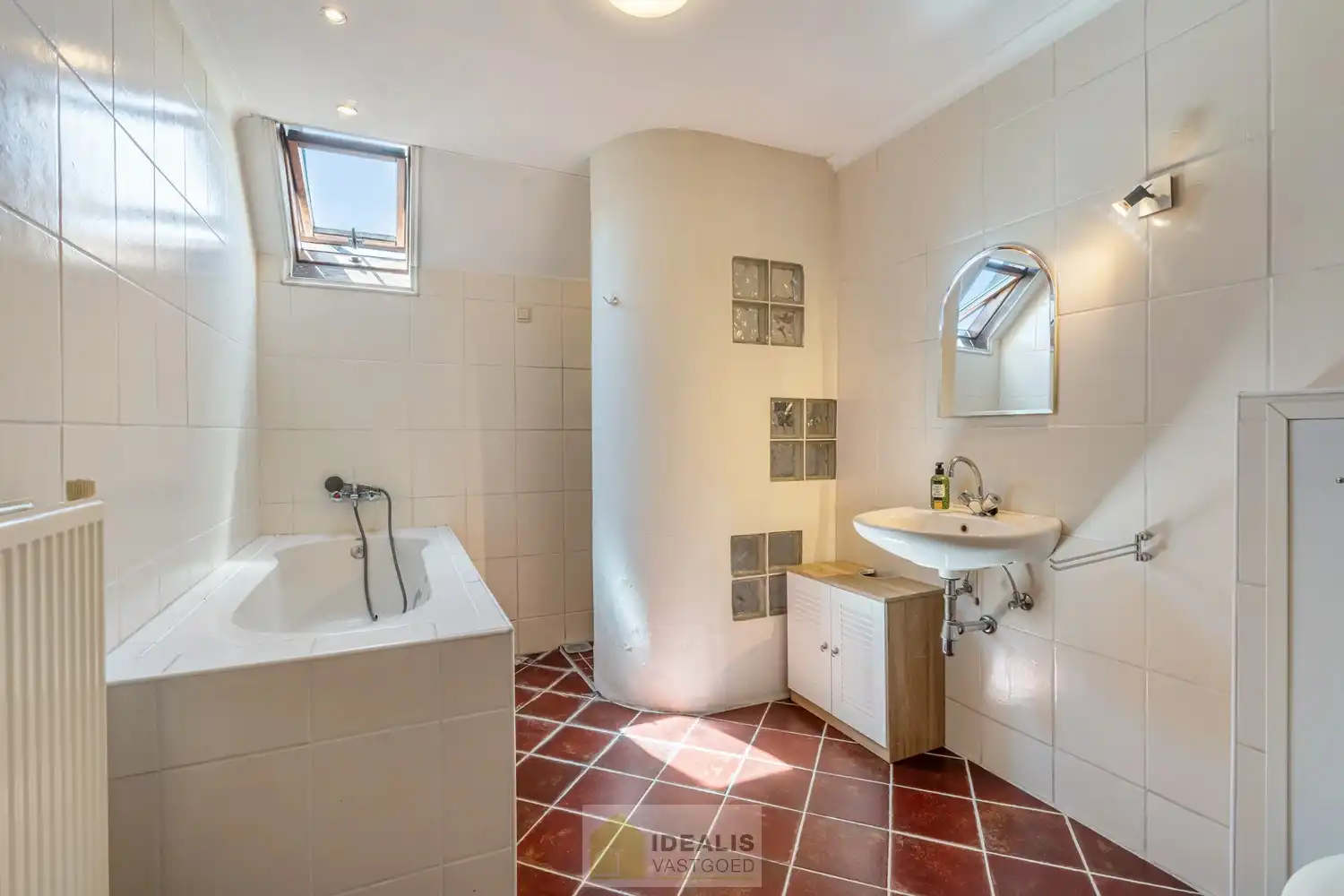 OP TE FRISSEN GEZINSWONING MET LICHTRIJKE LEEFRUIMTE EN AANSLUITEND RUIME KEUKEN, BERGING, BADKAMER VOORZIEN VAN DOUCHE EN BAD EN 3 SLAAPKAMERS OP EEN PERCEEL VAN 5A 37A - Deze woning omvat +-158m² bewoonbare oppervlakte verdeeld over een lichtrijke woonkamer met aansluitend een ruime keuken, berging, badkamer voorzien van douche en bad en 3 slaapkamers. De woning is gelegen op een aangenaam perceel van 5a 37ca vlakbij het centrum van Opitter (Bree), op fietsafstand van winkels, horeca en scholen,… Zeer geschikt voor kandidaten op zoek naar een op te frissen woning met karakter die ruimte en rust biedt doch dicht bij allerlei faciliteiten is gelegen. foto 17