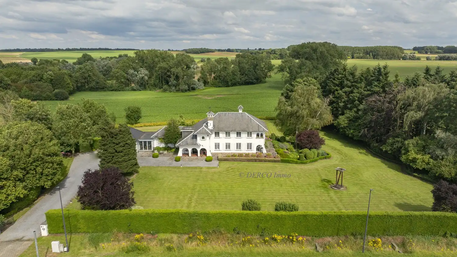 Hoofdfoto van de publicatie: authentieke villa met "een ZIEL" -----  prachtig terrein 14.900 m2  ----- blijvende VERGEZICHTEN op beschermd landschap