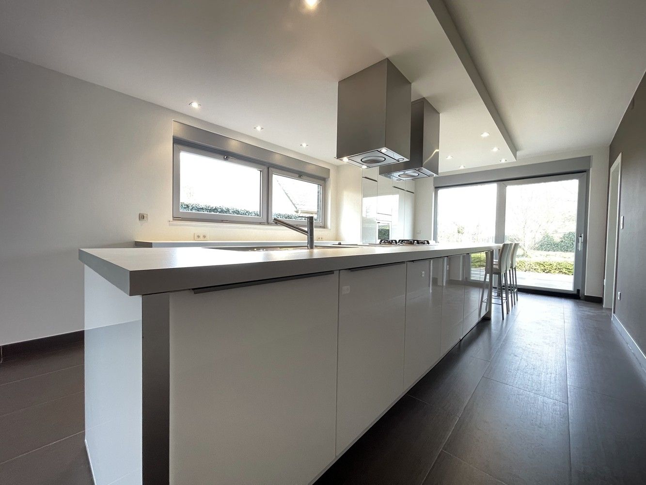 Instapklaar gelijkvloers appartement met 3 slaapkamers en tuin foto {{pictureIndex}}