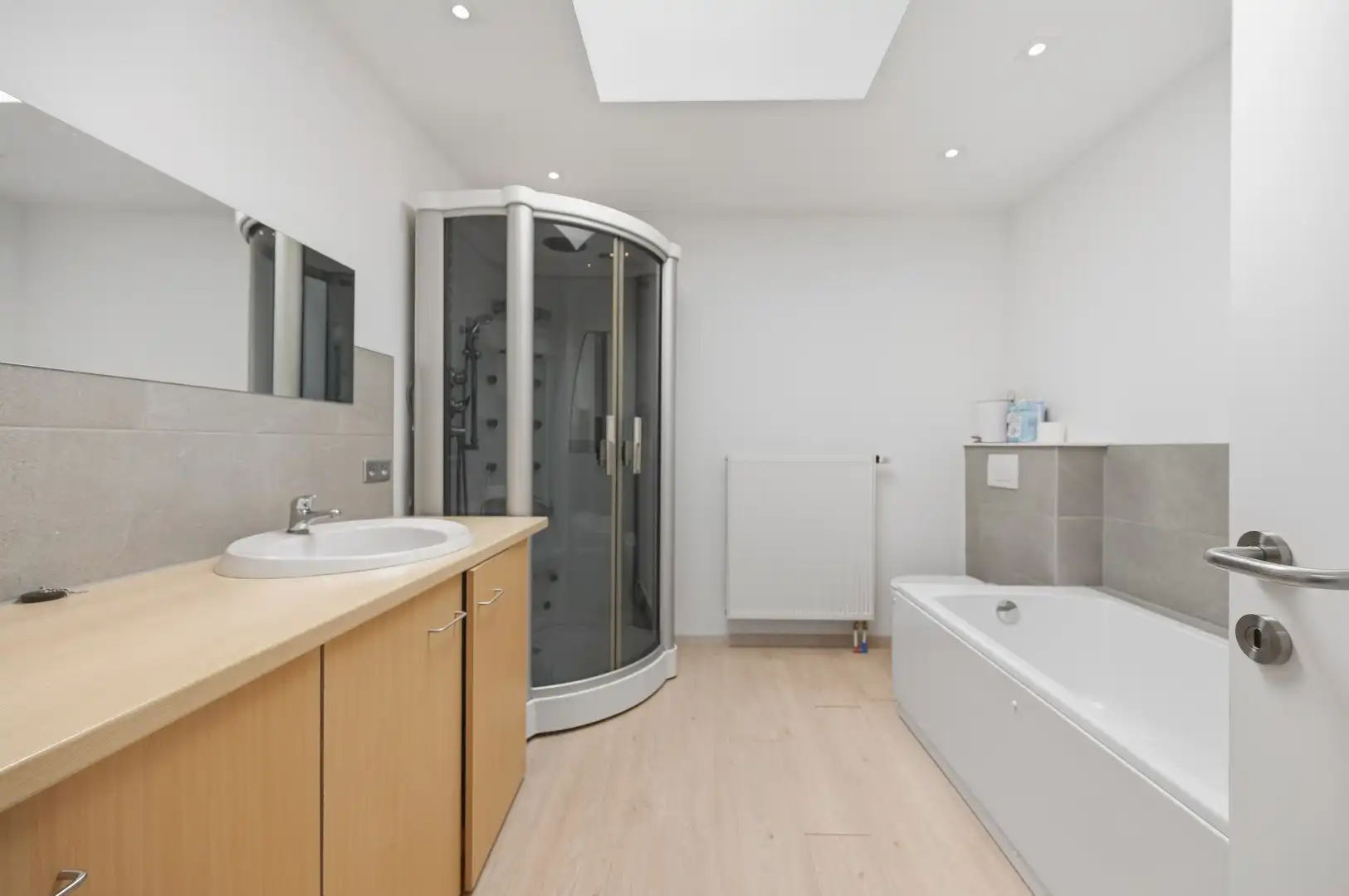 Mooie instapklare woning met tuin, terras, garage en 4 slpks foto 16