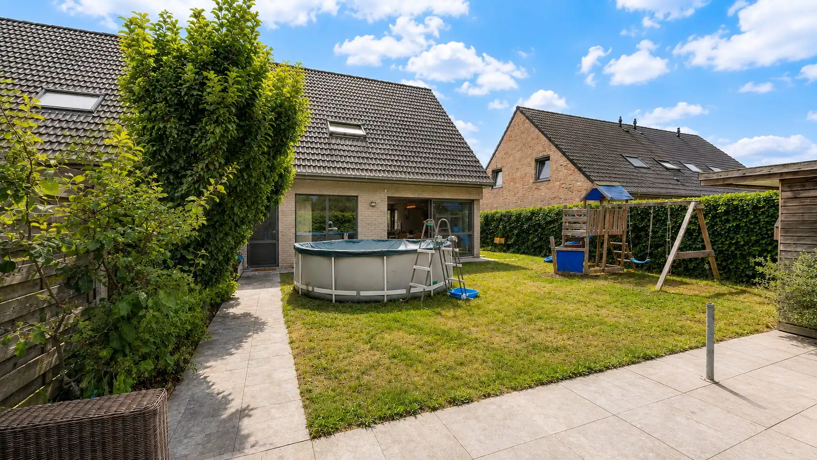 Halfopen woning met grote tuin en garage te Moerkerke-Damme foto {{pictureIndex}}