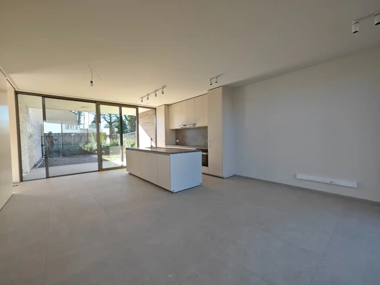 High-end nieuwbouw-appartement met ruim terras, privétuintje, parking en ruime buitenberging foto 7