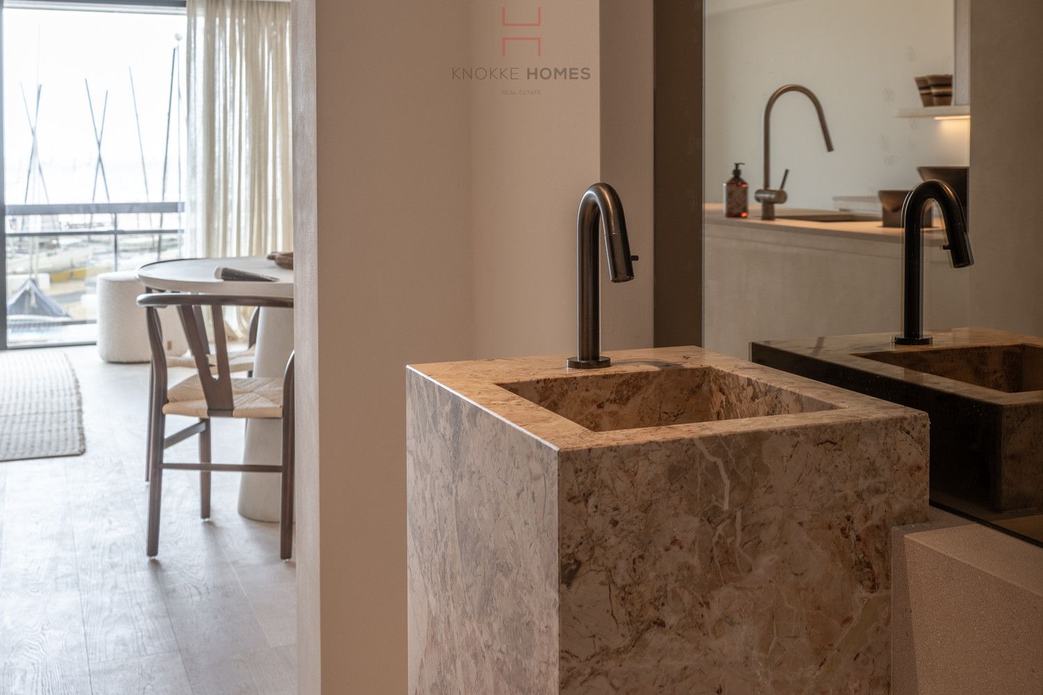 Luxueus gerenoveerd appartement op de zeedijk aan de zeilclub Anemos in Duinbergen foto 9
