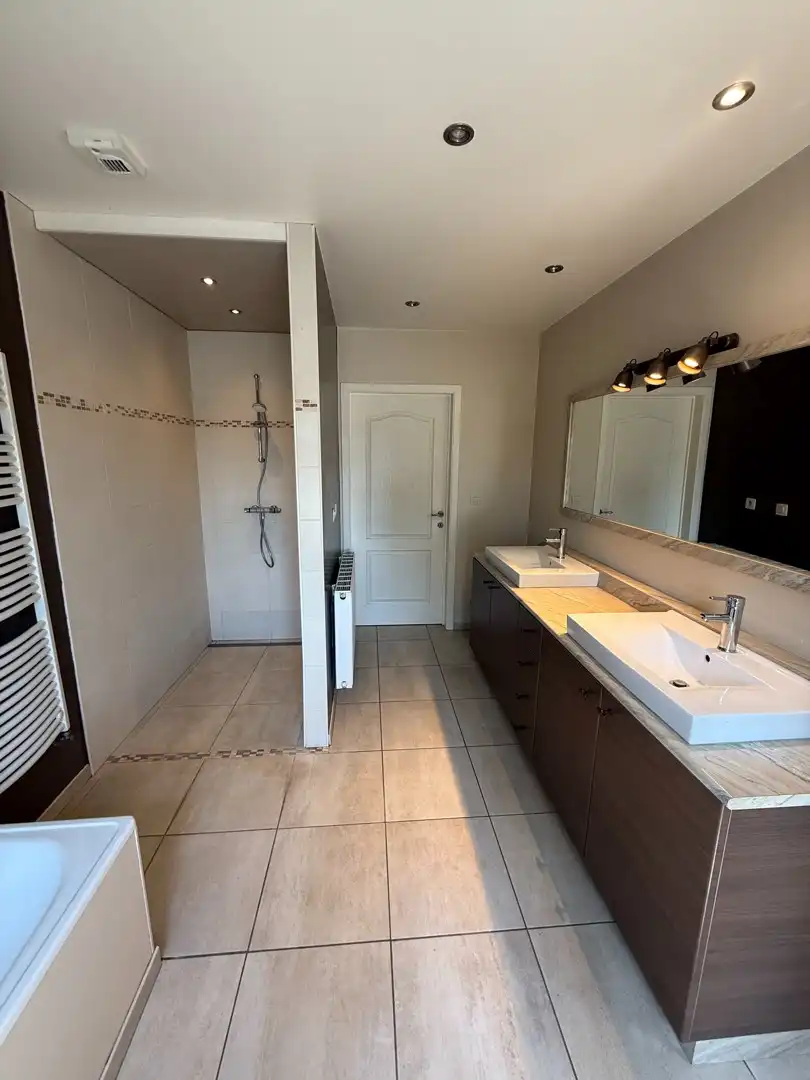 Prachtig, instapklaar energiezuinig appartement met 3 slaapkamers, terras en tuin te Bocholt. foto 10