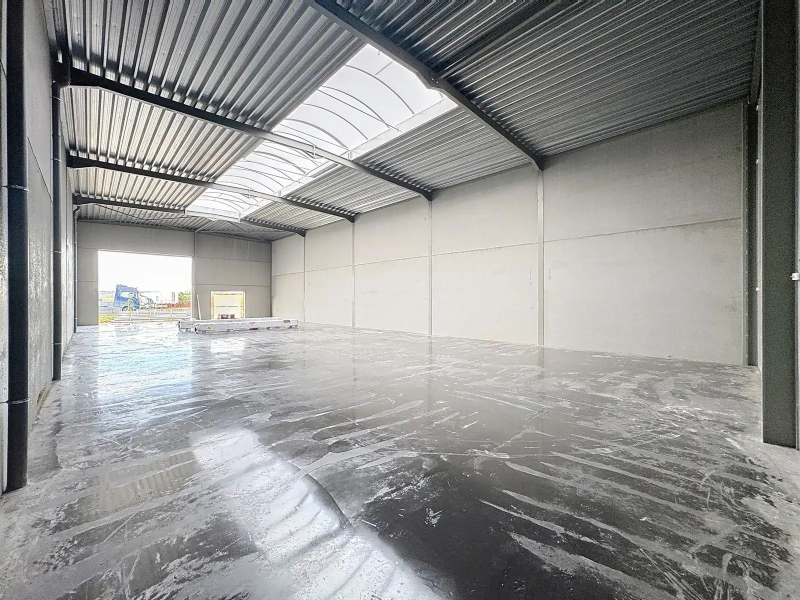 NB MAGAZIJN (307 m²) inclusief 2 private PARKEERPLAATSEN op industriezone te Zedelgem foto 3