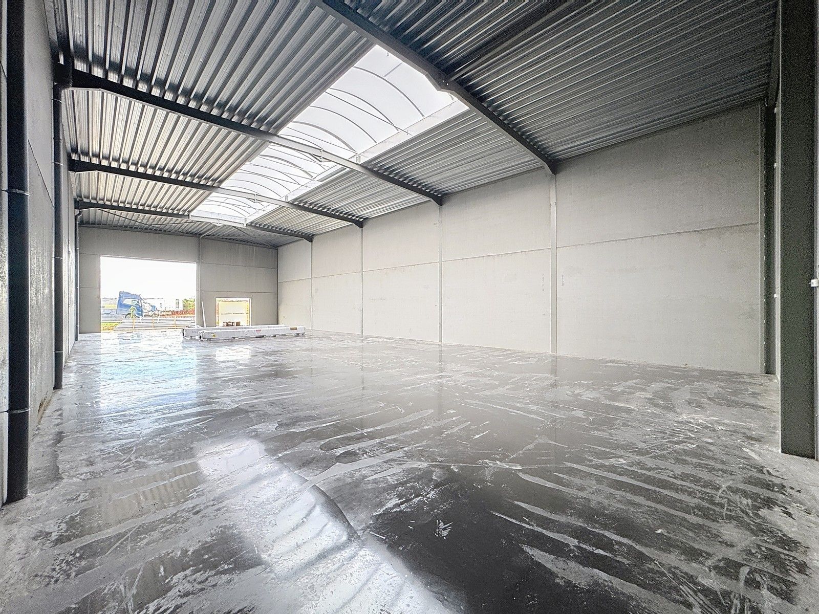 NB MAGAZIJN (307 m²) inclusief 2 private PARKEERPLAATSEN op industriezone te Zedelgem foto 3