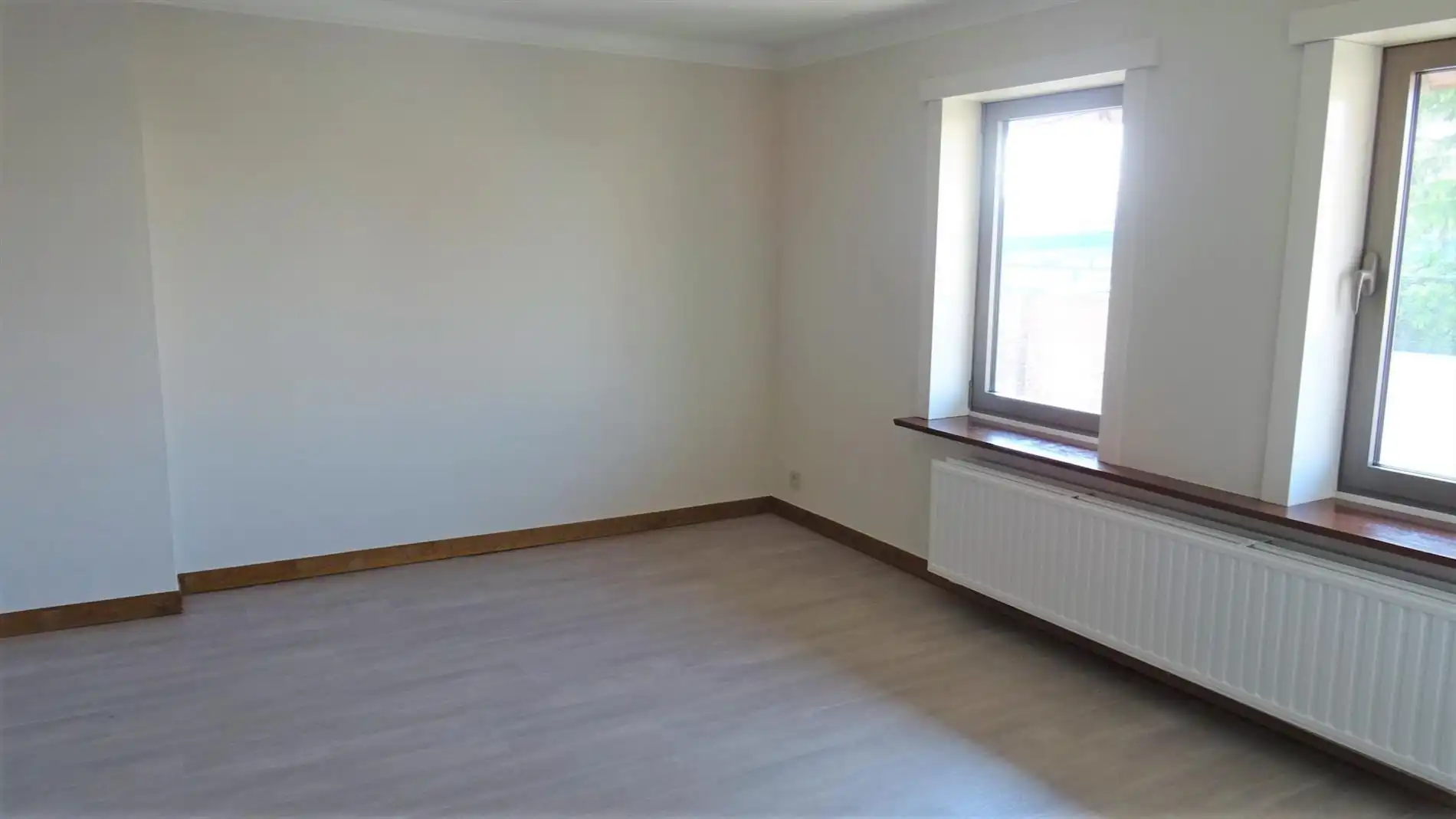 Goed gelegen, opgefrist appartement met 1 slpk en 2 kelders foto 2