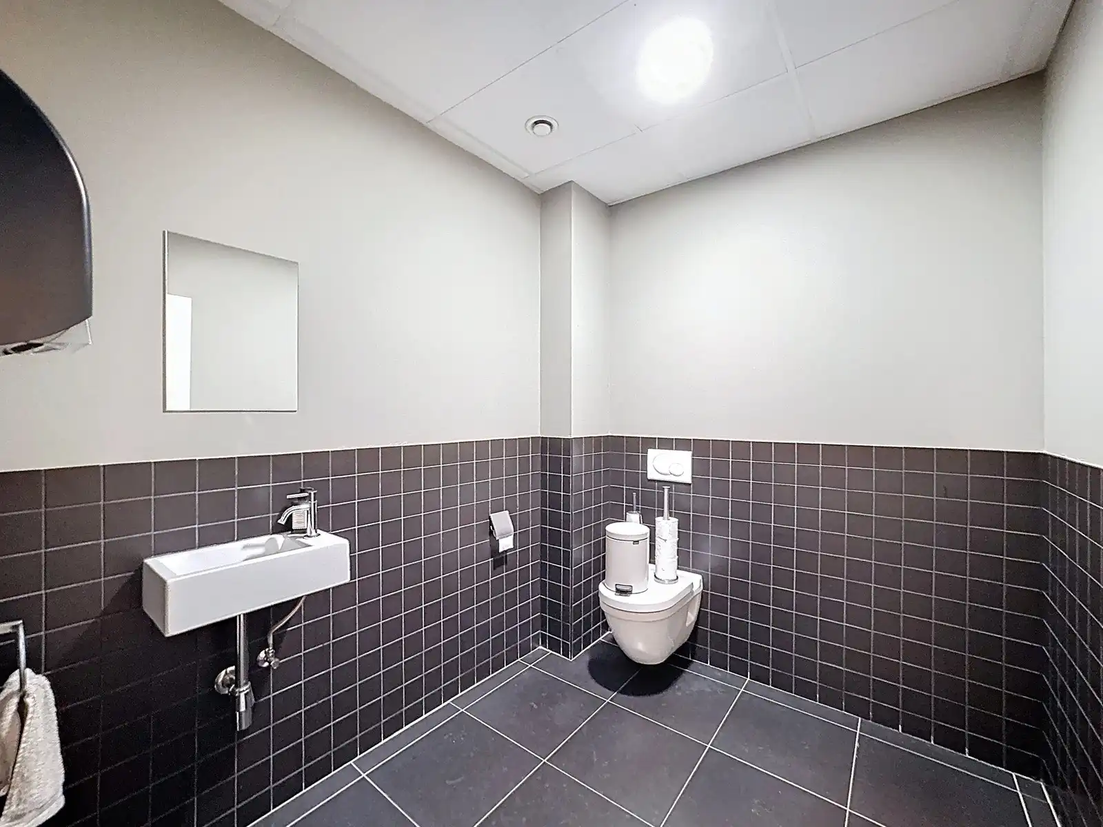 Instapklare & betaalbare KANTOORRUIMTEN (300m²) te huur met 8 aangelegde, private parkings voor de deur. Ideale uitvalsbasis (E40/E403 en A11)! foto 12