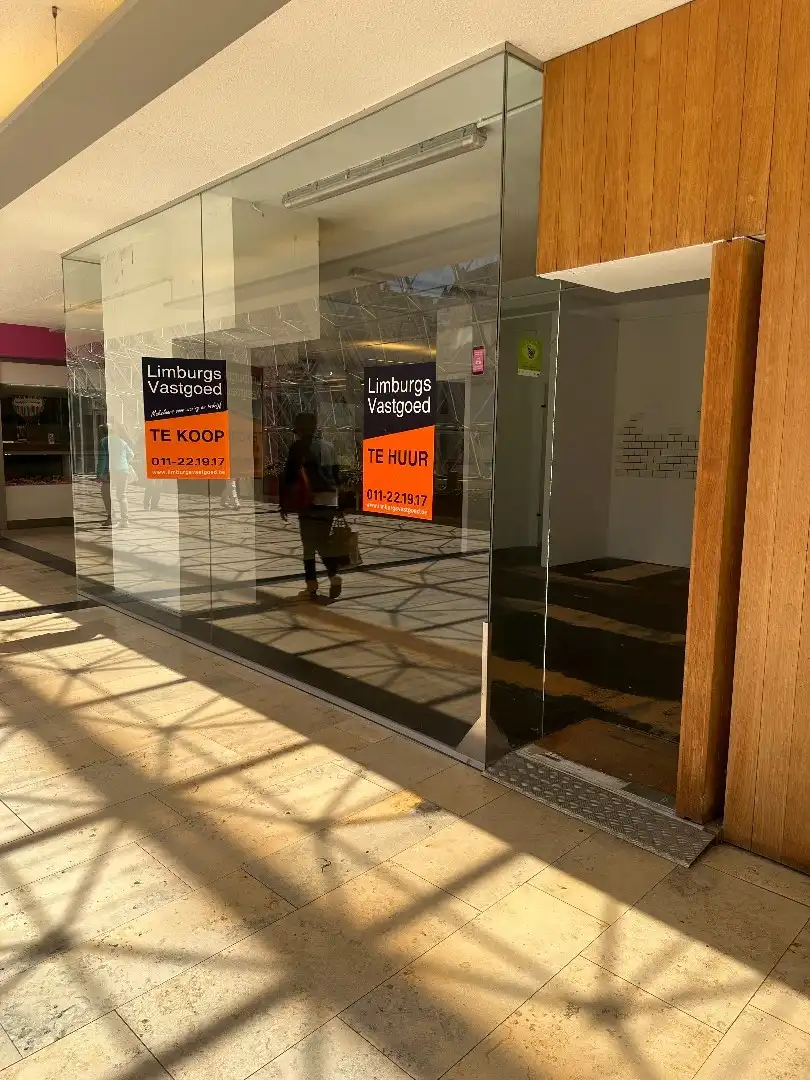 Commercieel uitstekend gelegen handelspand, 39m² foto {{pictureIndex}}