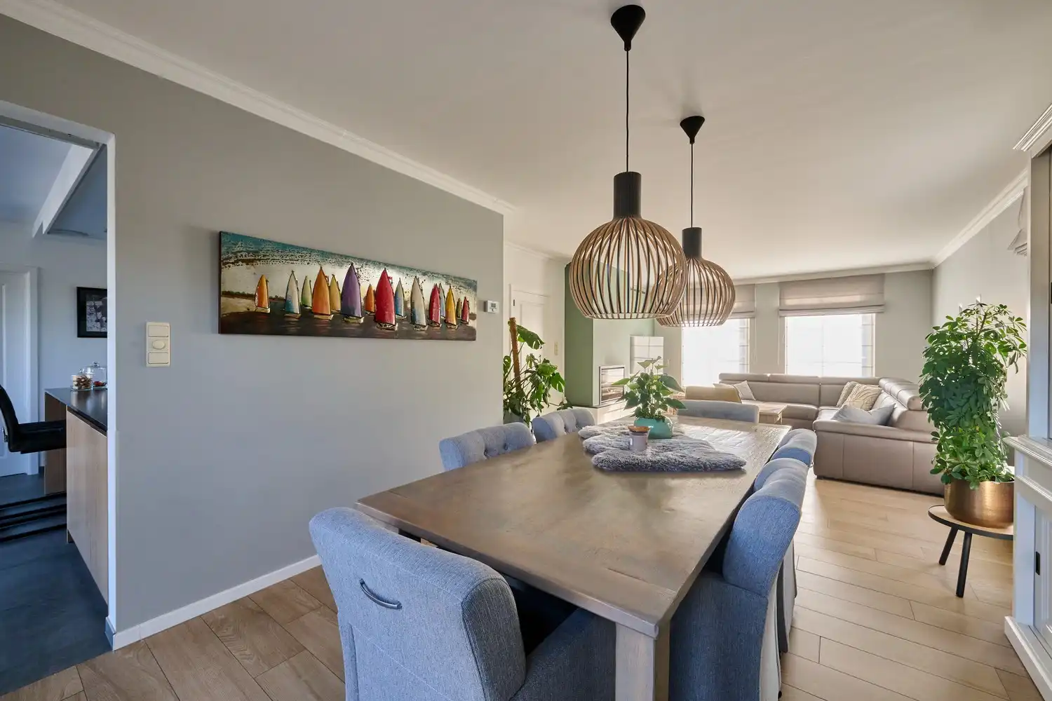 Prachtige instapklare villa met heerlijke leefruimtes voorzien van alle comfort, 4 slaapkamers, 3 badkamers, een perfect aangelegde tuin in alle privacy foto 4