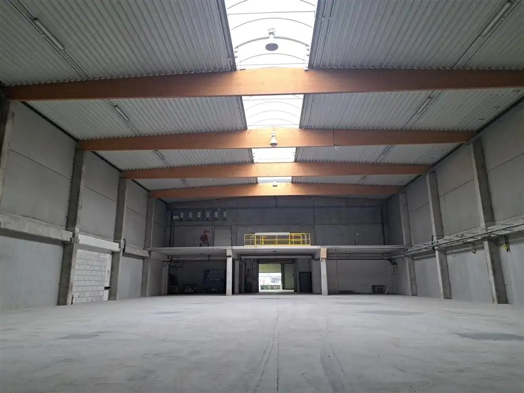 Industrieel gebouw met laadkades en privatief buitenterrein foto 5