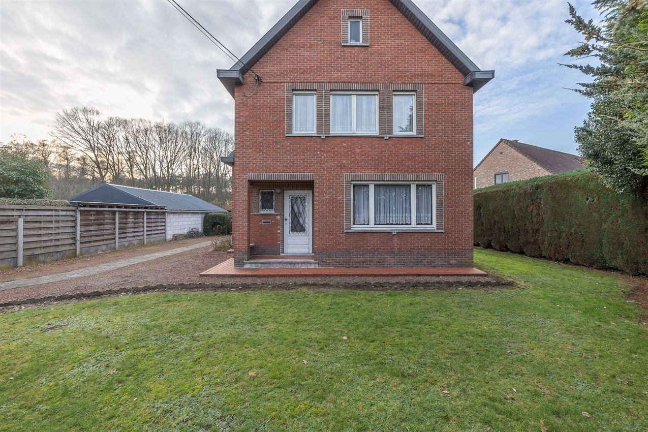 Vrijstaande woning met 3slk in verkeersluwe straat foto 2