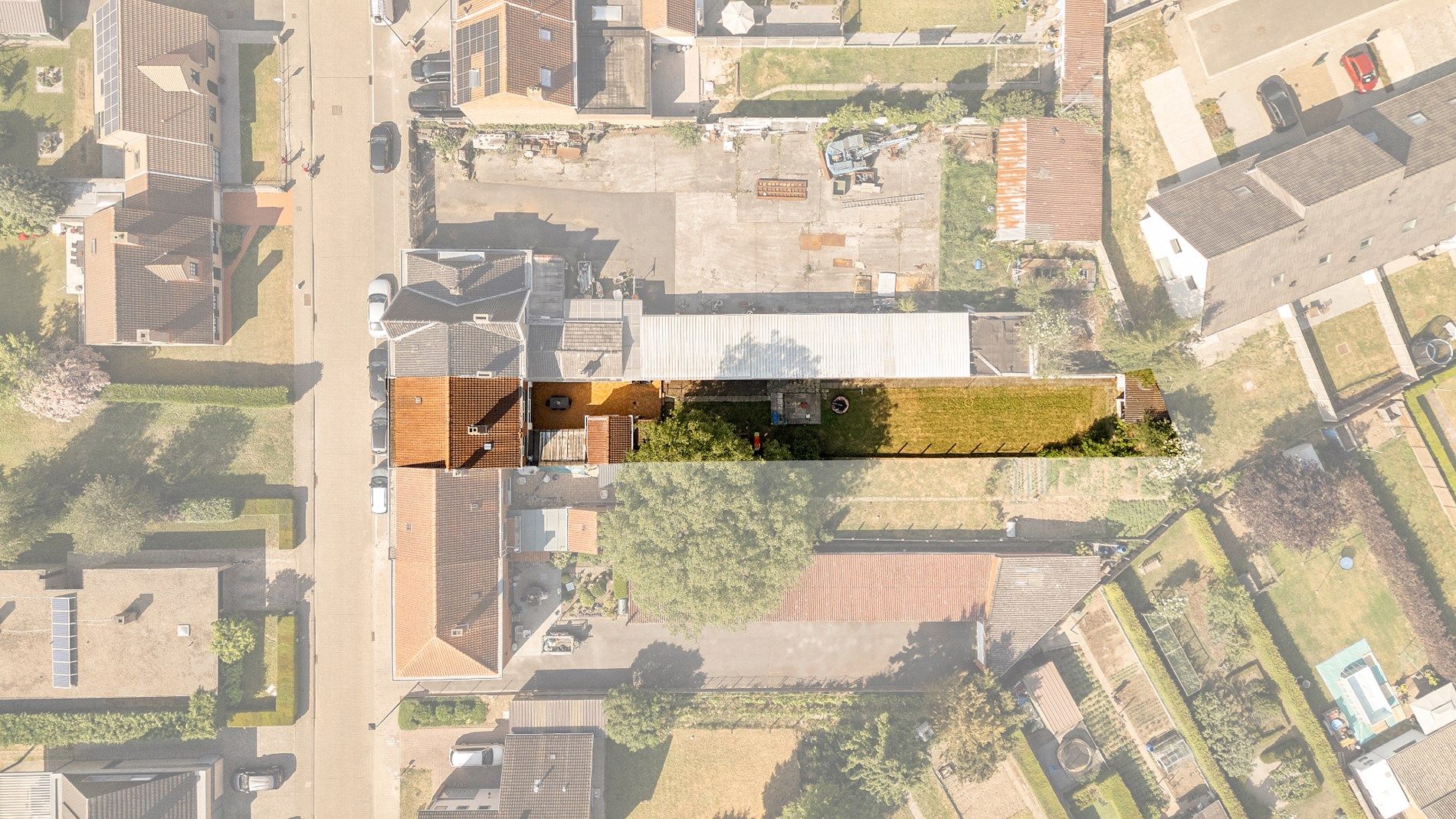 RUIME WONING OP 439M² MET 3 SLPKS, RUSTIGE LIGGING EN GROTE TUIN foto 2