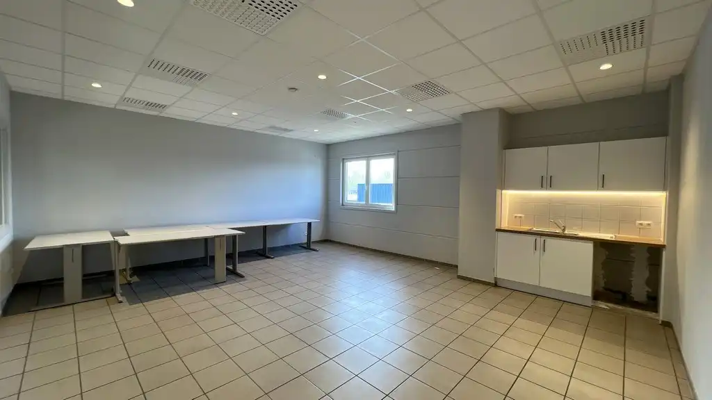 Loods met buitenopslag te huur vlakbij afrit E17 in Sint-Niklaas foto 10