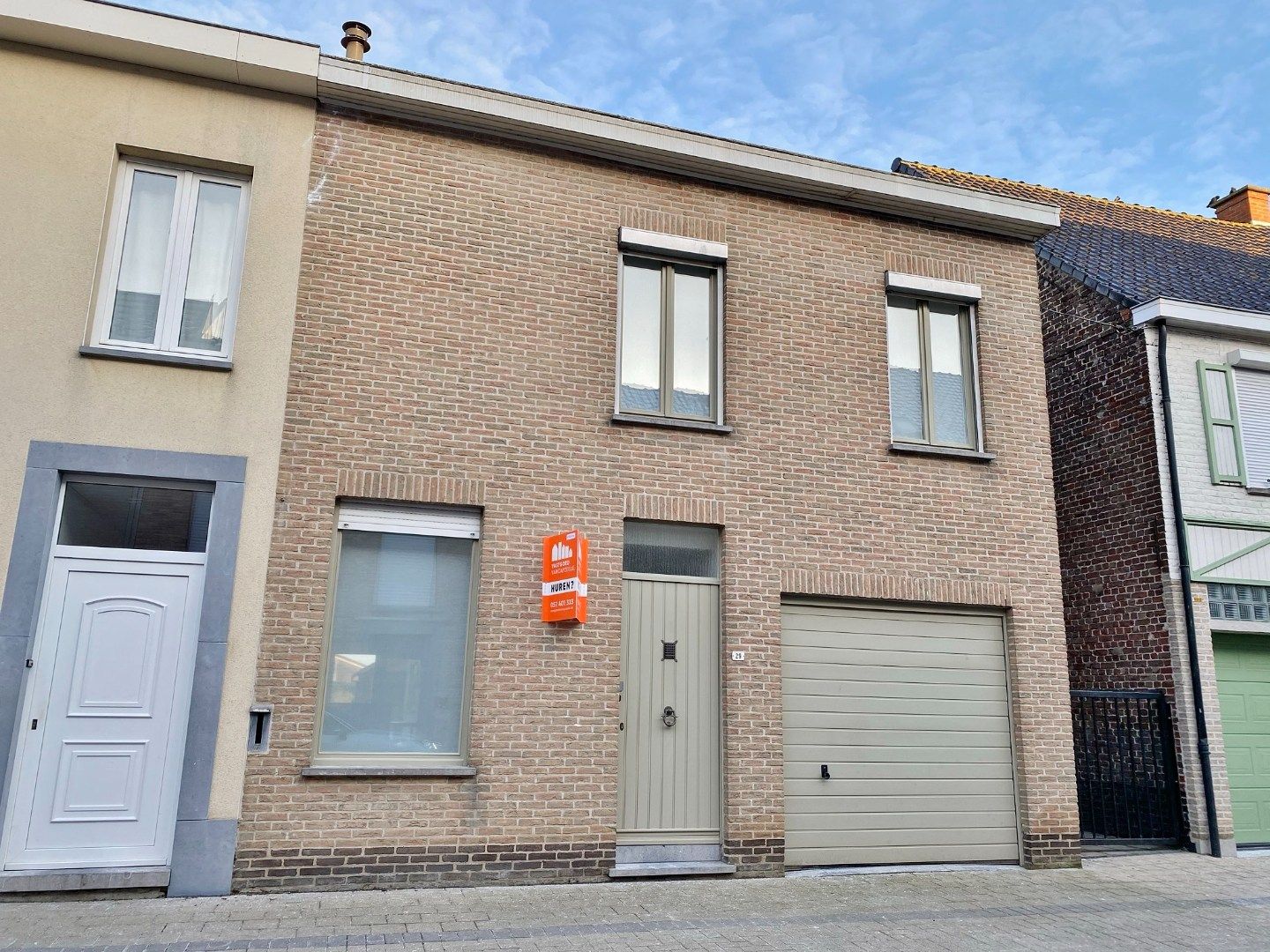 Vernieuwde woning met garage, tuin en uitweg in de dorpskern.  foto {{pictureIndex}}