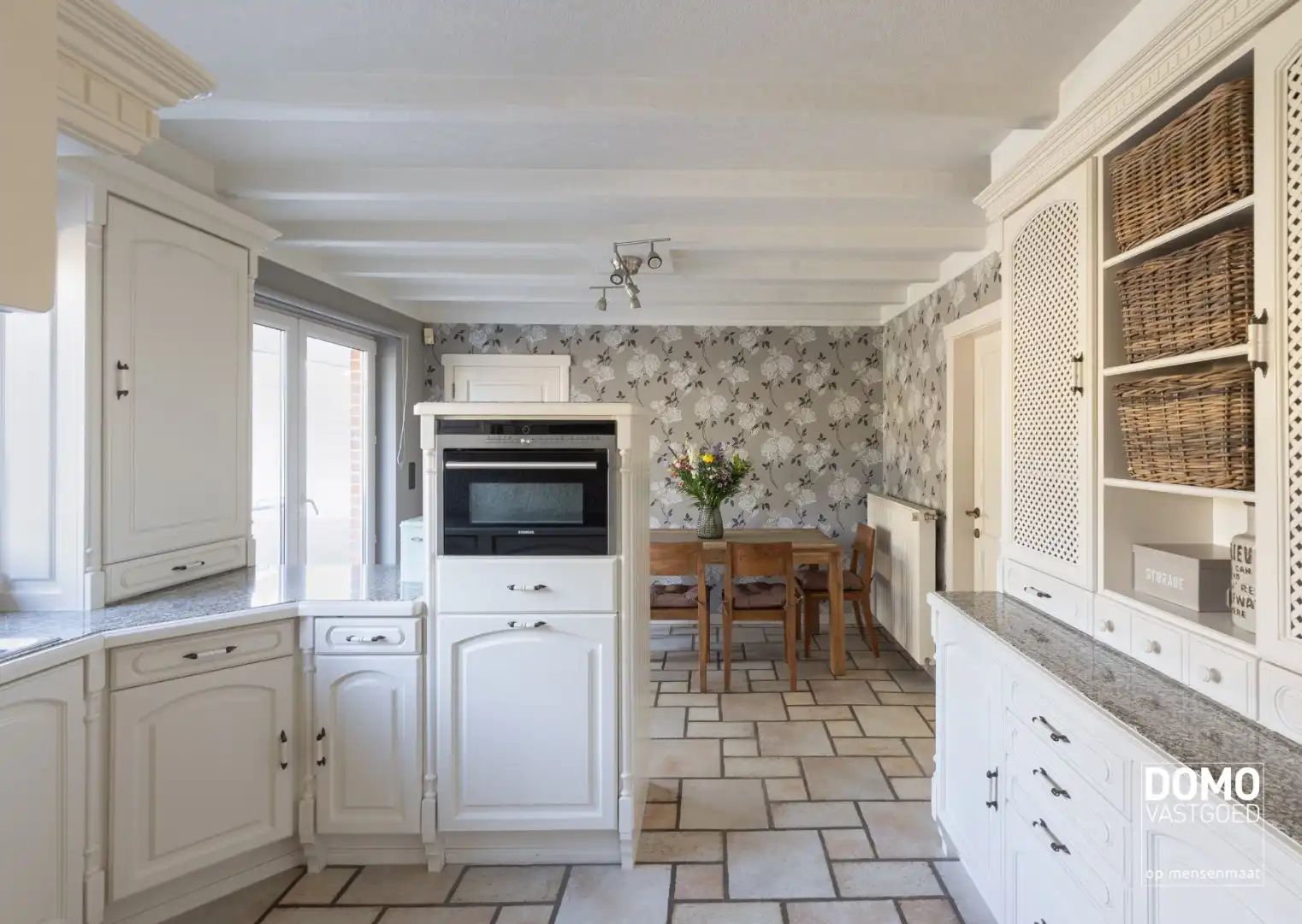 Karaktervolle en ruime gezinswoning in pastorij-/fermettestijl met prachtige tuin en 4 slaapkamers in het groene Kortessem foto 10