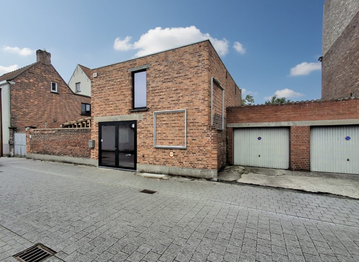 VEELZIJDIG HANDELSPAND IN HET CENTRUM VAN RUISELEDE foto {{pictureIndex}}