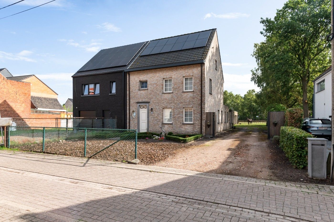 Recente, grote HOB met 4+ slpk., dubbele garage, weide en stallen foto {{pictureIndex}}