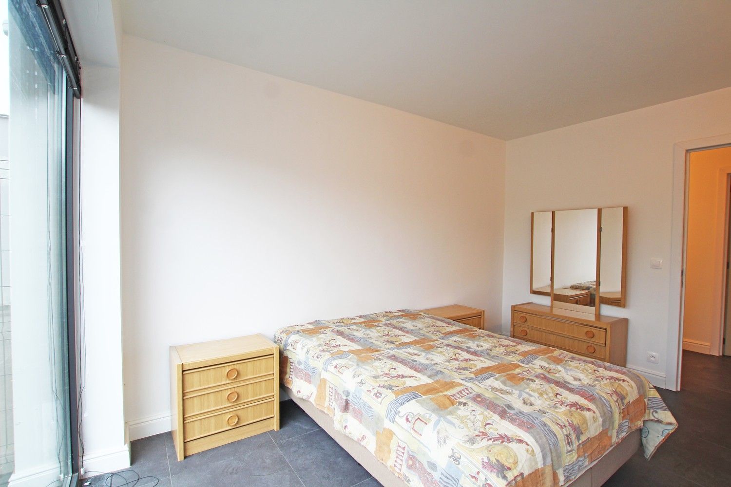 Ruim, gelijkvloers appartement met 2 slaapkamers, terras en een autostaanplaats! foto 10