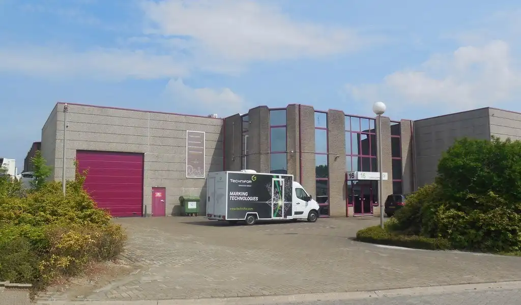 Magazijn met kantoren te huur langsheen A12  te Schelle foto {{pictureIndex}}