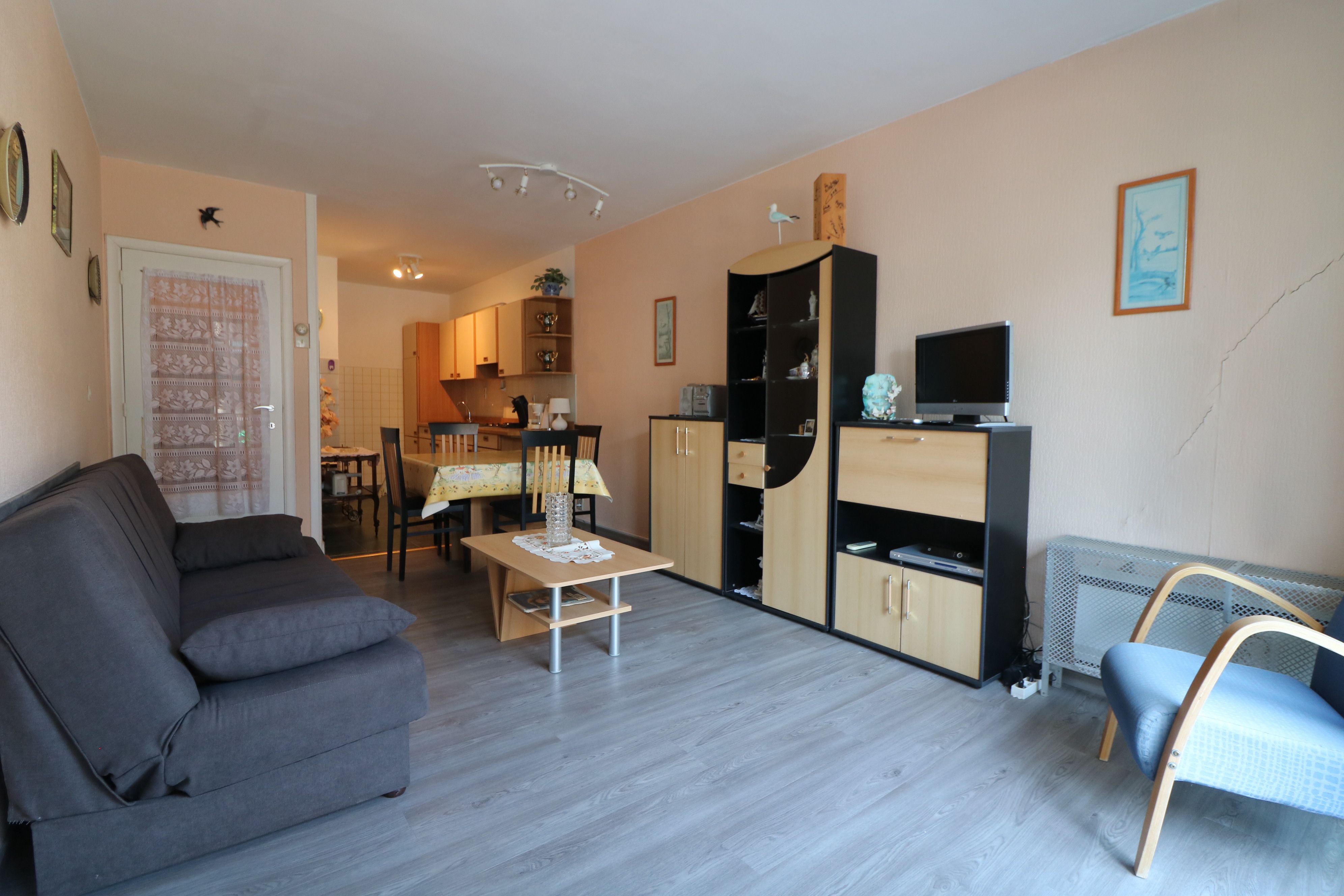 Ruim éénslaapkamerappartement met open zicht op het Casinoplein en directe toegang tot de Zeedijk. foto {{pictureIndex}}