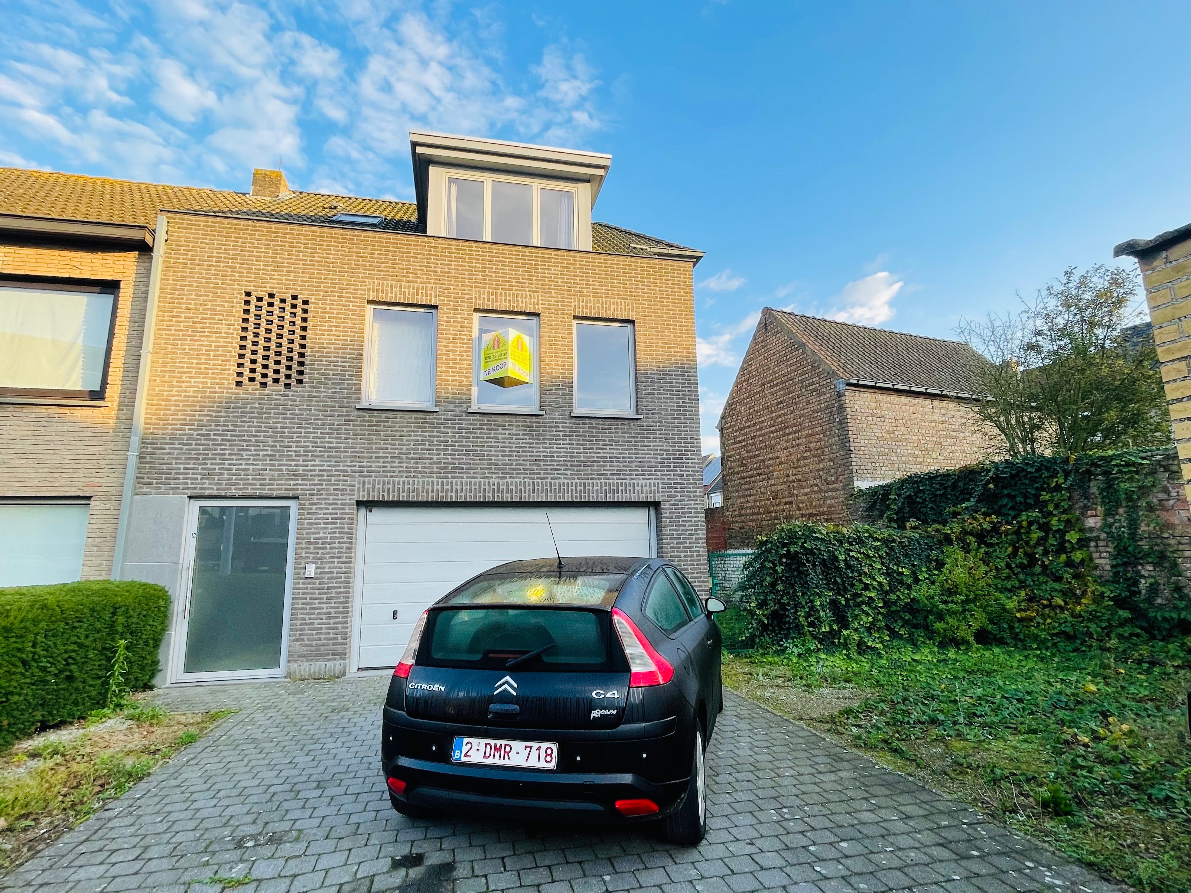 Vooraan Assebroek, Degelijk gebouwde ( 2006) energiezuinig appartementsgebouw met 2 mooie vergunde appartementen , grote garage en tuin. foto 1