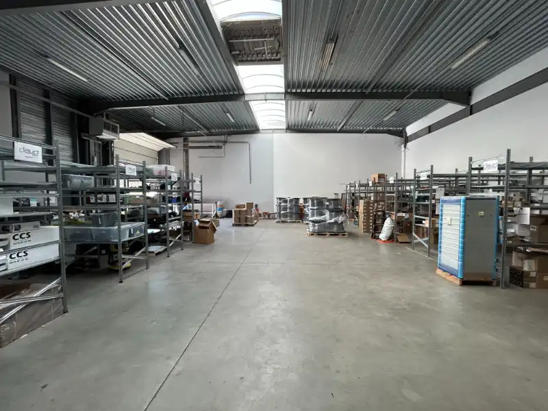 Magazijn (1.104 m²) met kantoorruimte (206 m²) – op toplocatie The Loop foto 5