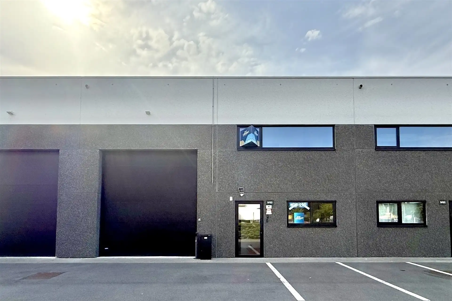 Ingerichte KMO-unit met burelen en magazijnen foto 30