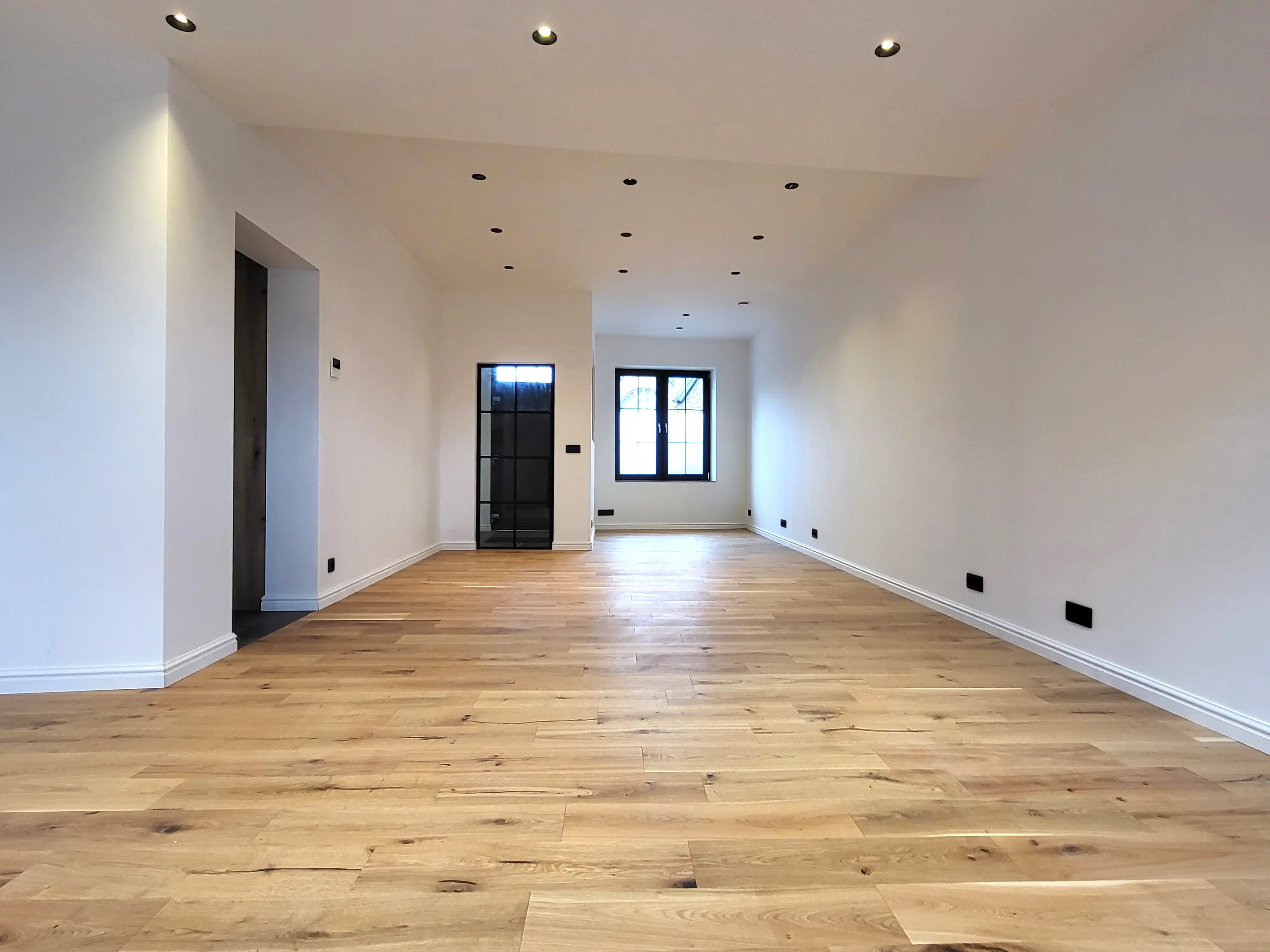 Deze volledig totaal gerenoveerde woning (2024–2025) combineert hedendaags comfort met een hoogwaardige afwerking en biedt maar liefst 5 ruime slaapkamers.  foto 10