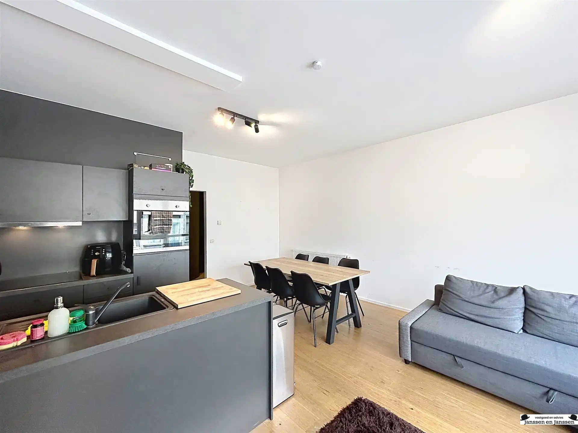 Bemeubeld 2 slaapkamer appartement op top locatie foto 3