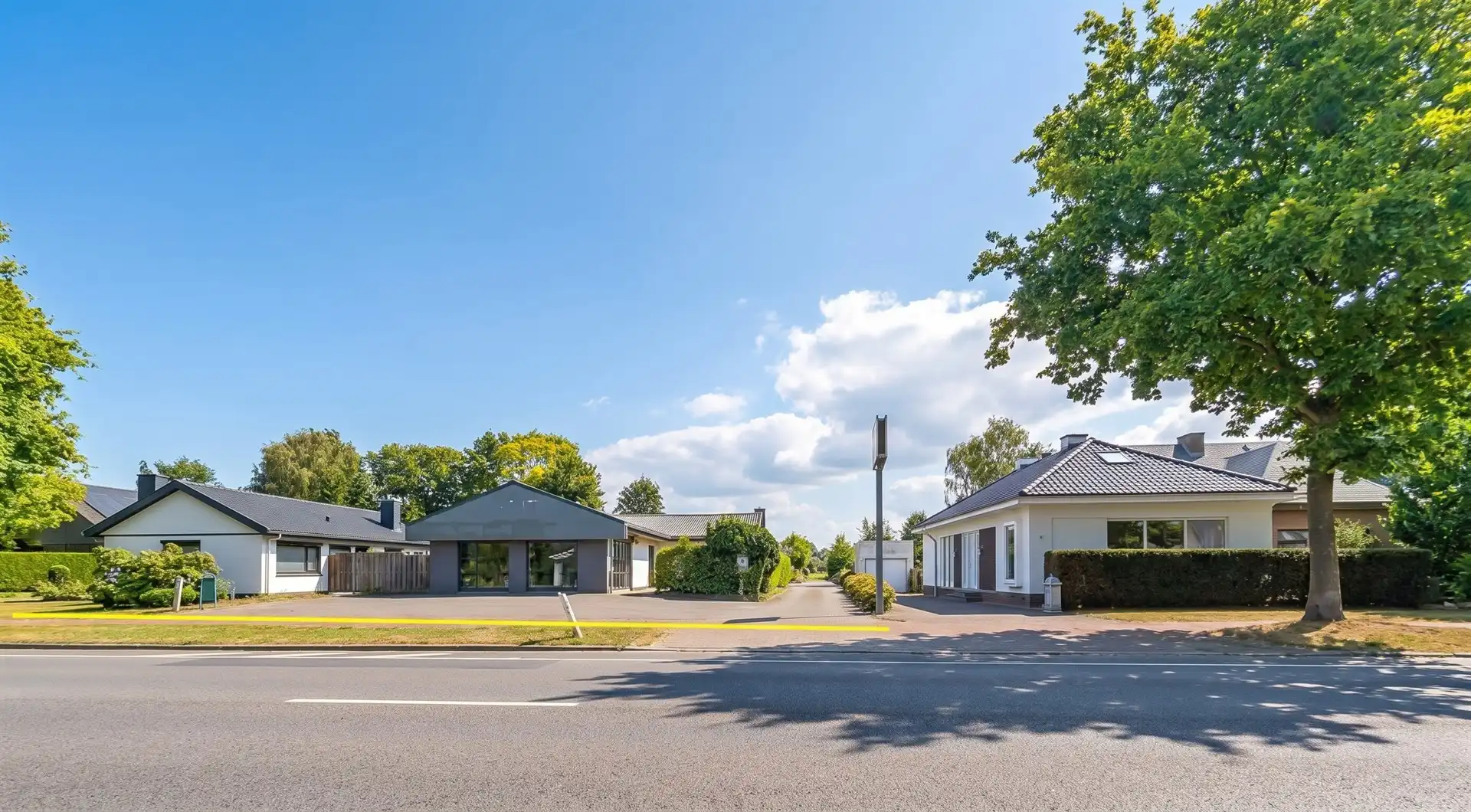 Woning met magazijn en kantoor op perceel van 2185m² foto {{pictureIndex}}