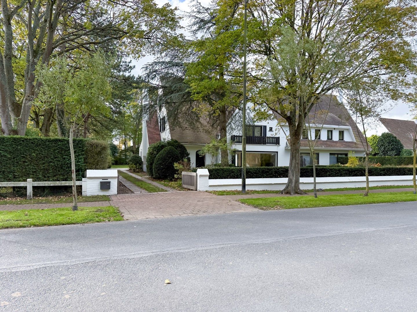 Exclusieve koppelvilla op top locatie nabij het Oosthoekplein en Royal Zoute Tennis Club foto {{pictureIndex}}