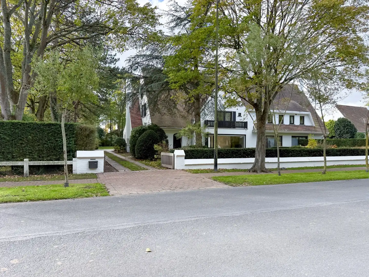 Exclusieve koppelvilla op top locatie nabij het Oosthoekplein en Royal Zoute Tennis Club foto {{pictureIndex}}