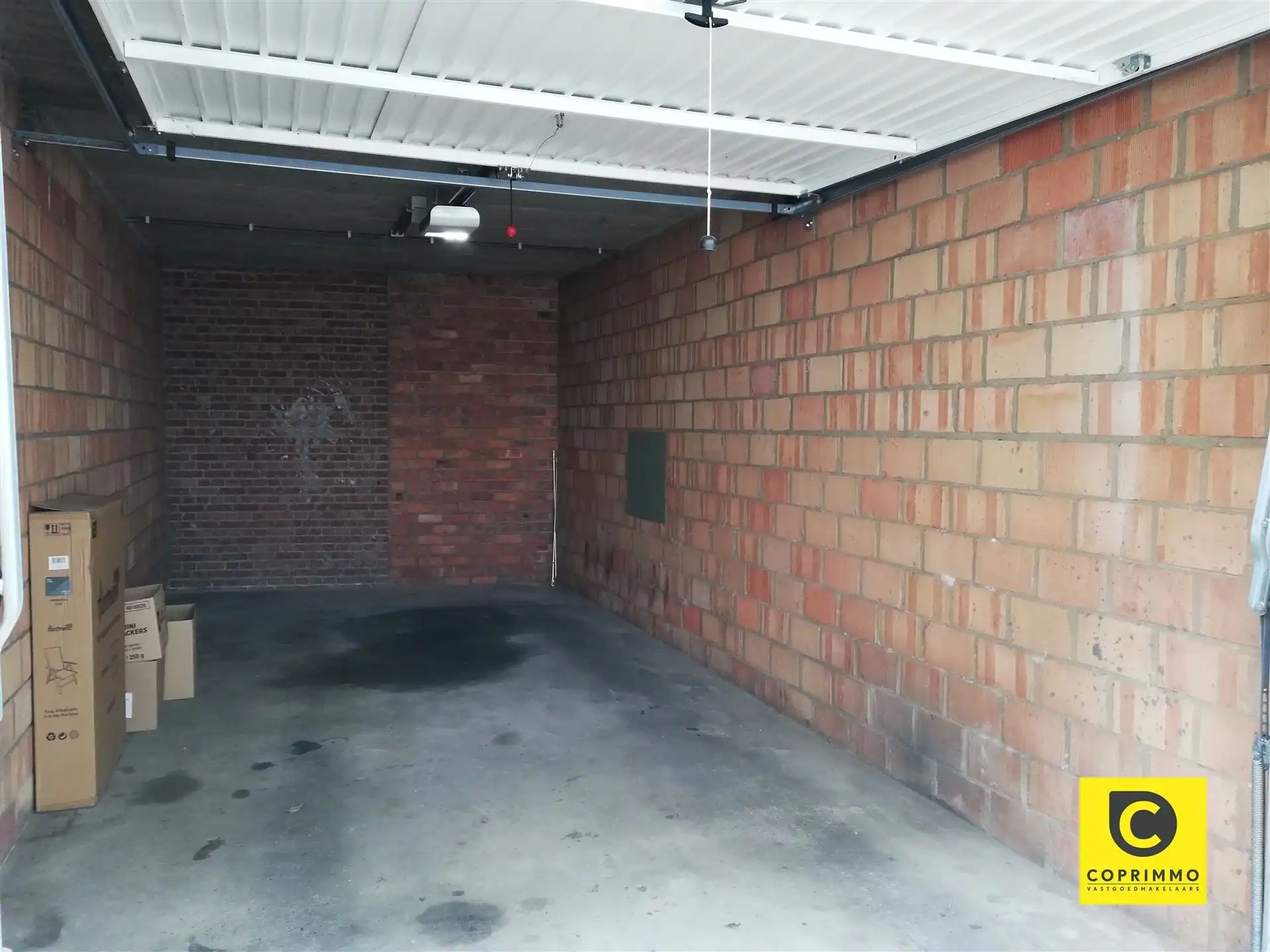 Bovengrondse garagebox met elektrische poort op zeer centrale locatie foto 3