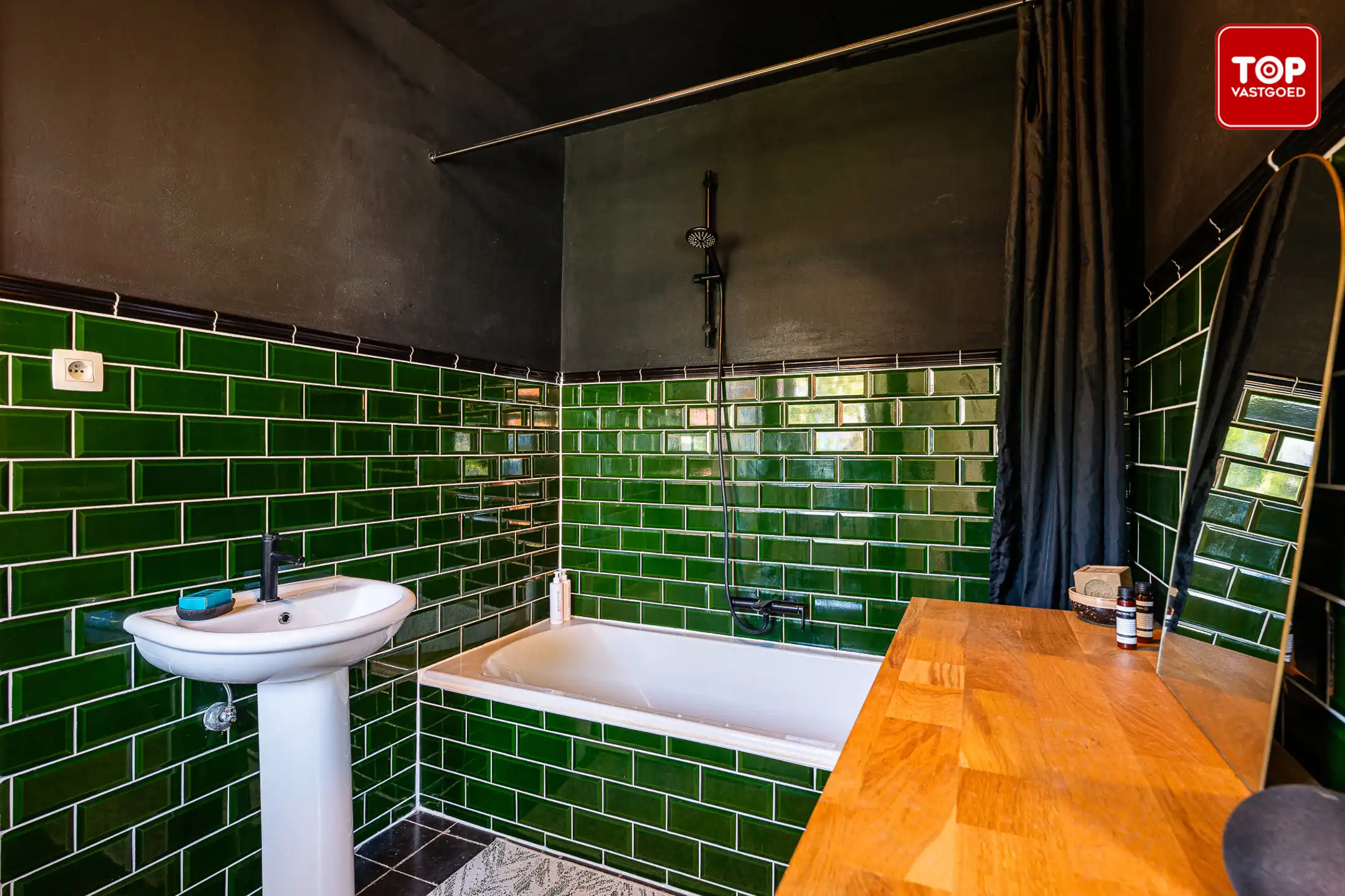 Instapkler open bebouwing in rustige straat met veel groen rondom. foto 12