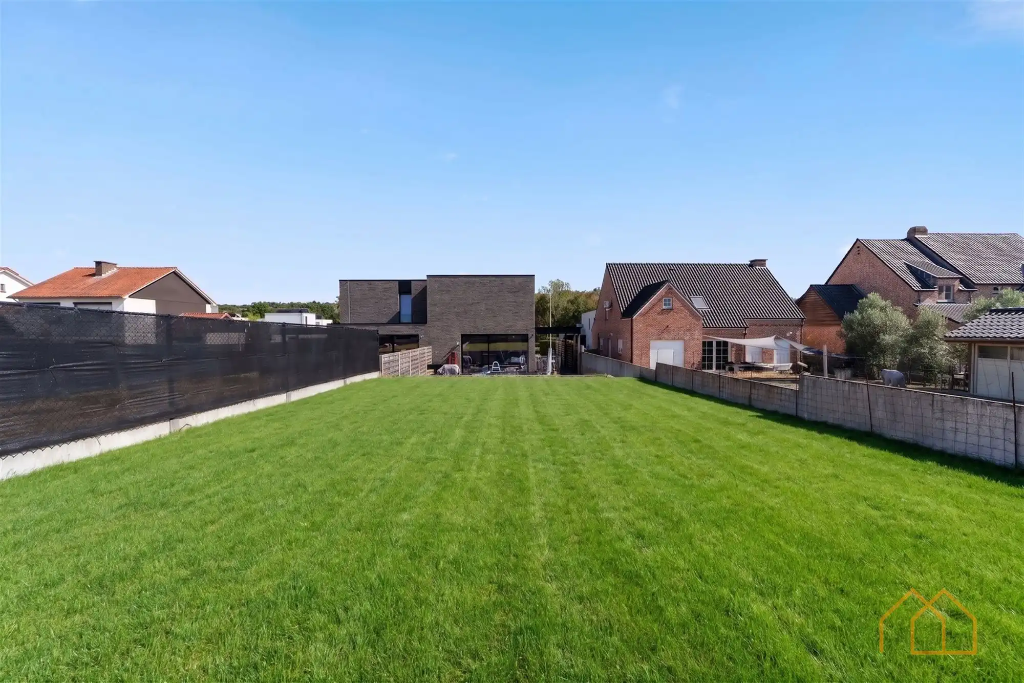 Hedendaagse woning met tuin foto 2