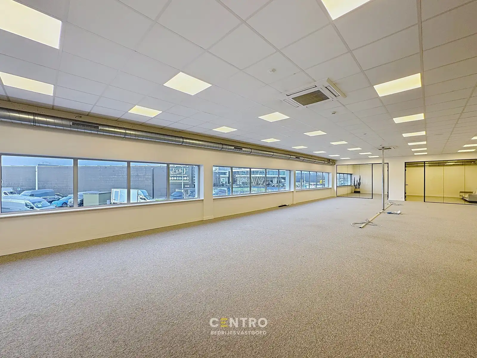 Kwalitatief afgewerkte KANTOORRUIMTE (268 m²) op de eerste verdieping met private parkeergelegenheid (inclusief laadpalen)! foto 13