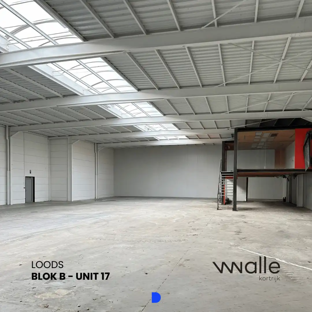 Loods met industrieel karakter in het centrum van Kortrijk! foto {{pictureIndex}}