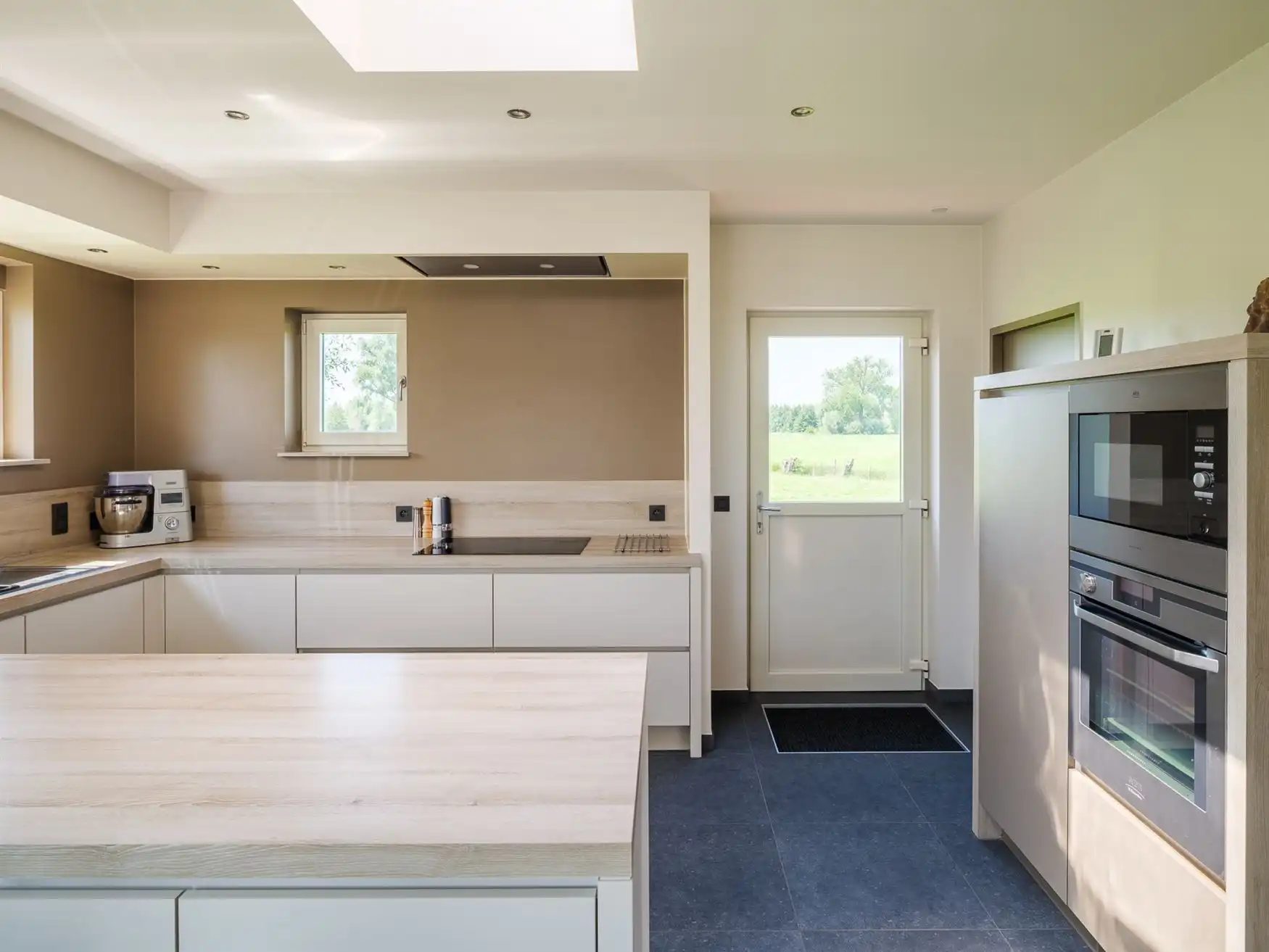 Exclusieve farmhouse te midden van de velden in Drongen foto 5