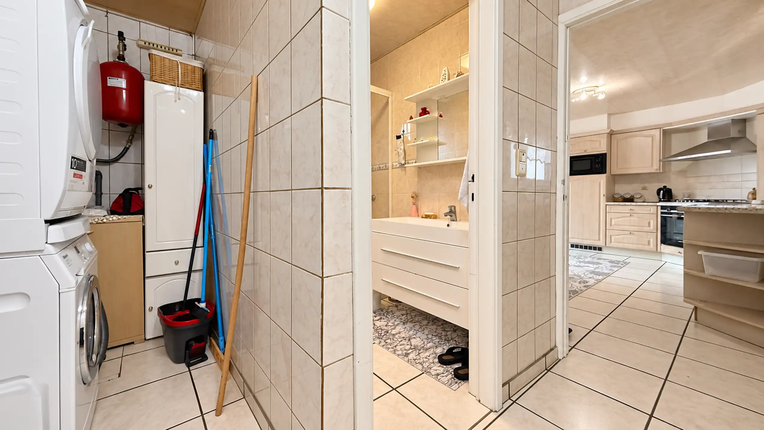 Instapklare halfopen bebouwing met zonnige tuin en garagebox foto 14
