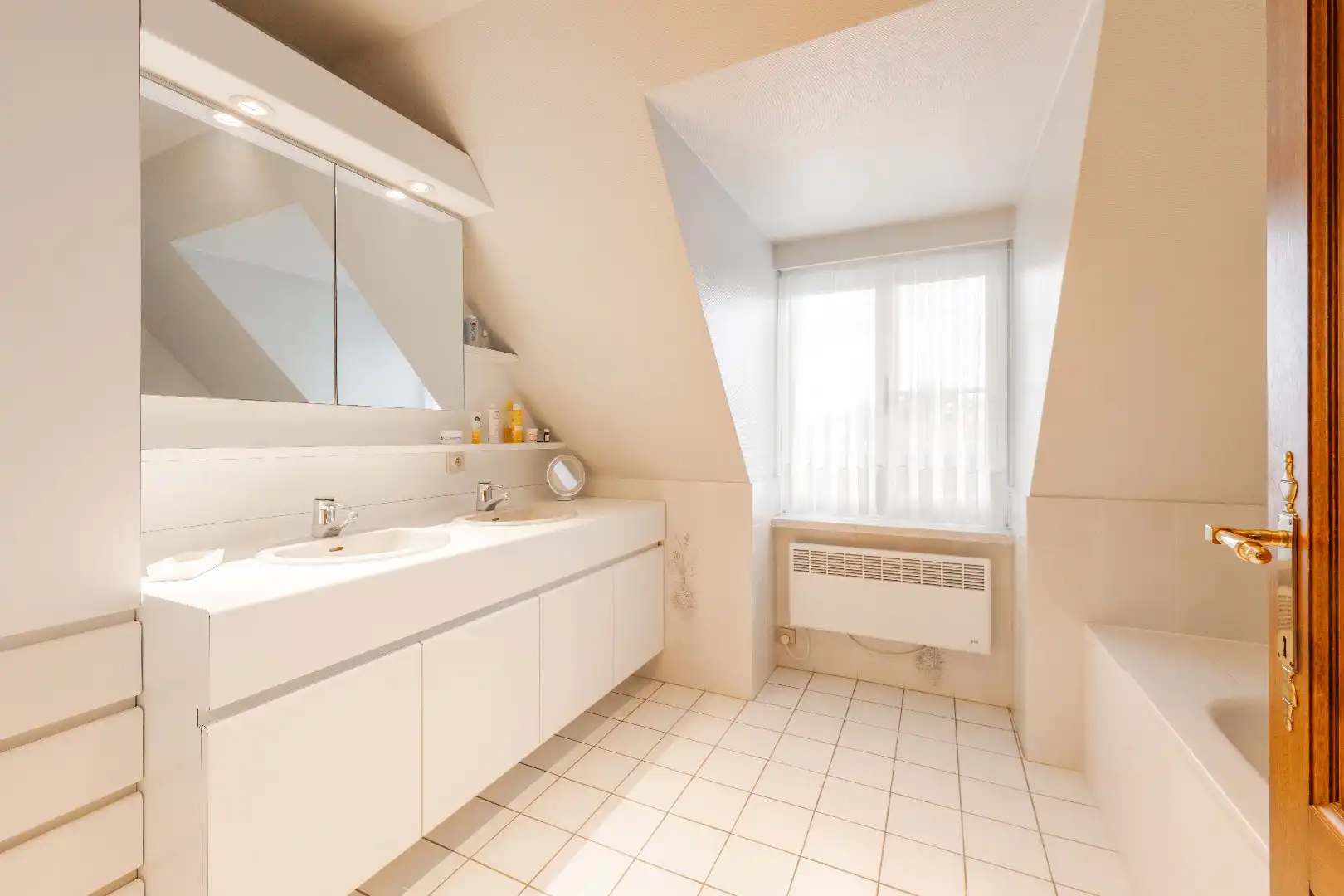 PRESTIGIEUZE VILLA MET LOODS VLAKBIJ CENTRUM PITTEM foto 12