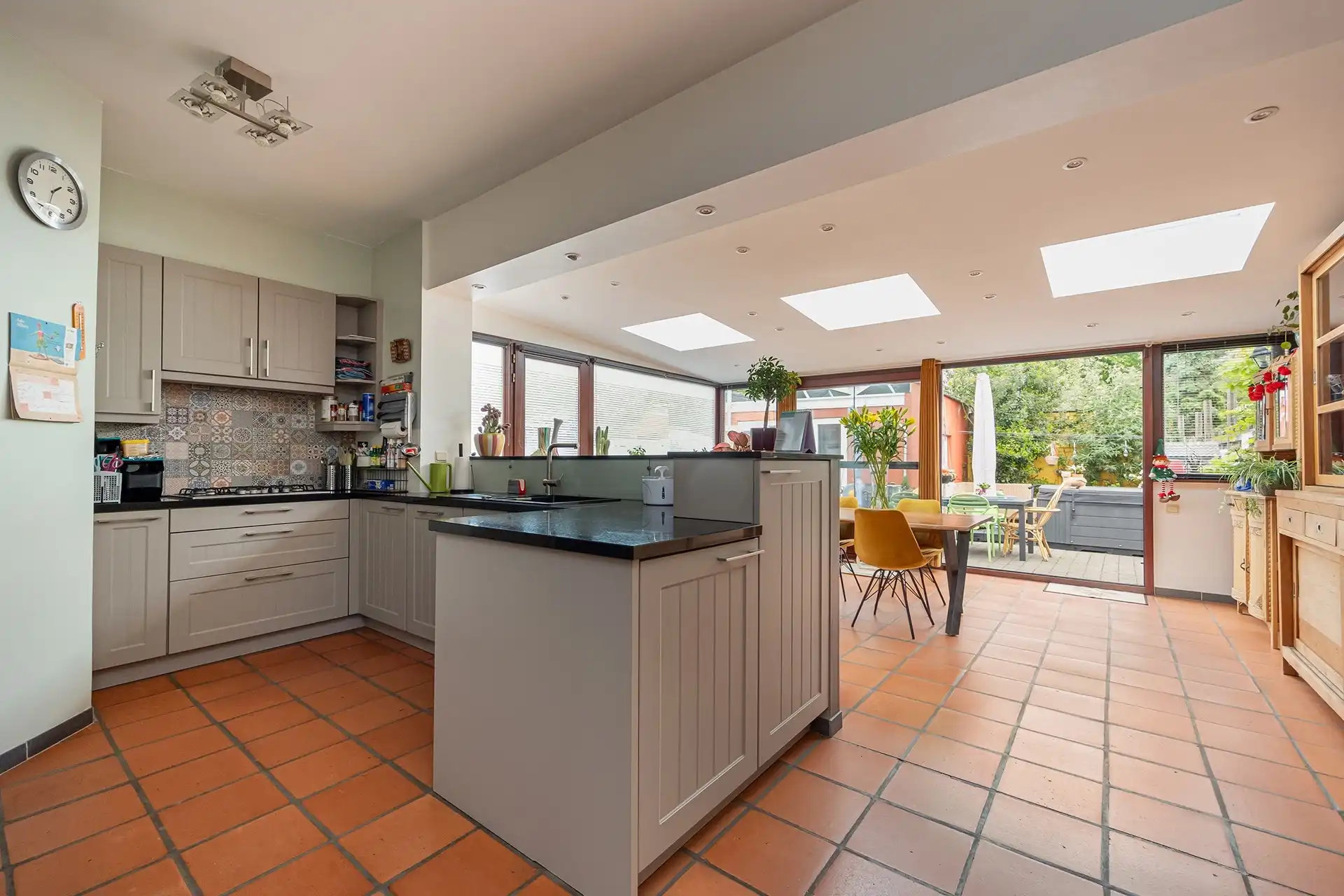 Instapklare halfopen woning met zonnepanelen in de Tuinwijk foto 7
