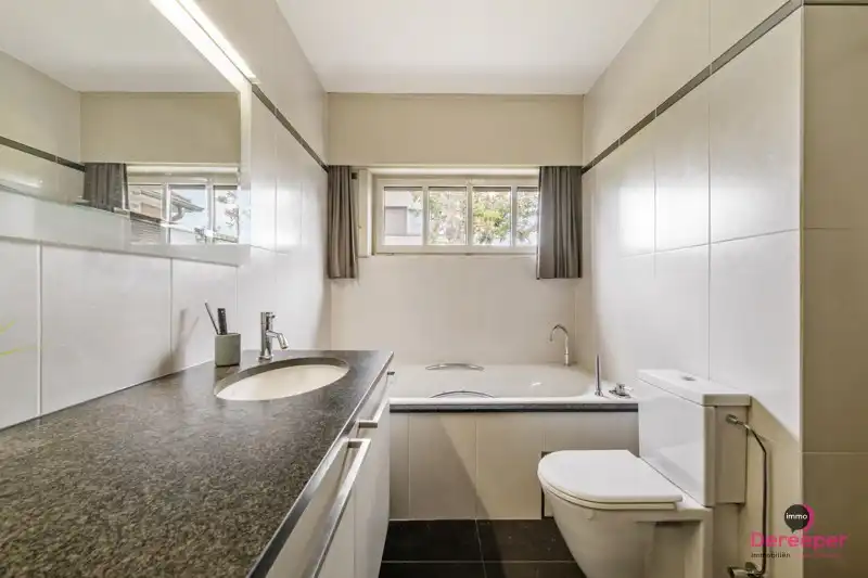 Charmante bungalow, gelegen op een ruim perceel van 626 m² foto 5