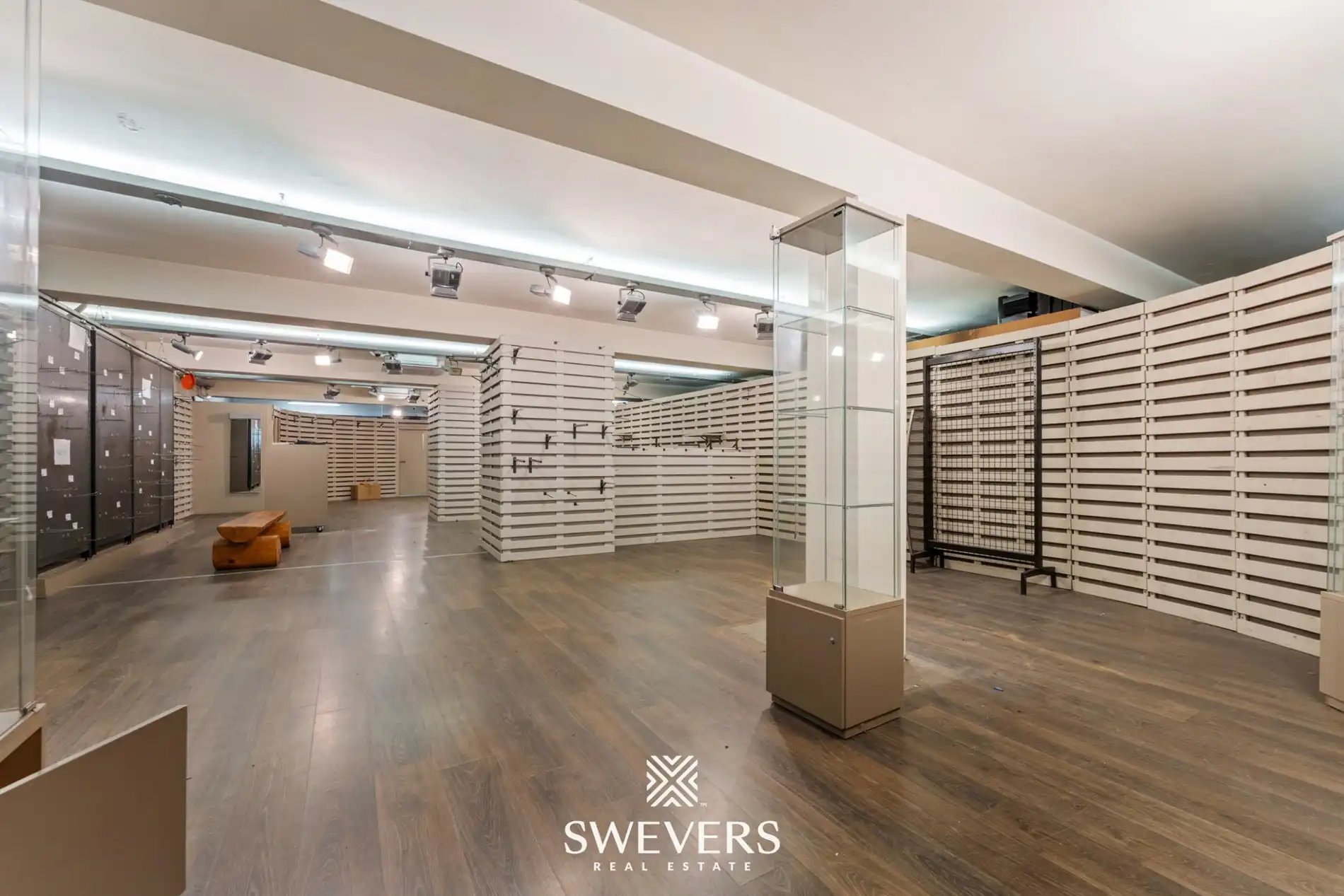 Uitzonderlijke mooi gelegen en ruime (391m²) handelsruimte in het volle centrum van Leopoldsburg foto 11