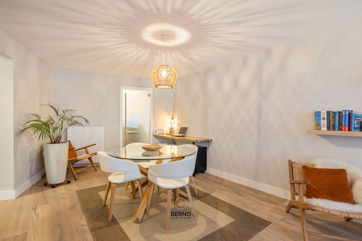 Knap gerenoveerd appartement mét garage foto 4