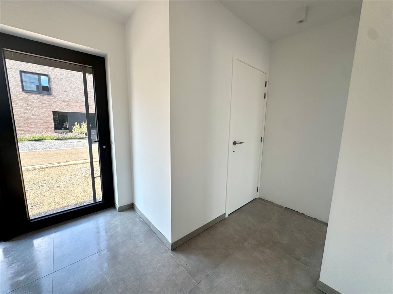 Prachtige, energiezuinige nieuwbouwwoning met 20 zonnepanelen, 3 slaapkamers en tuin op een rustige locatie nabij Maaseik foto 2