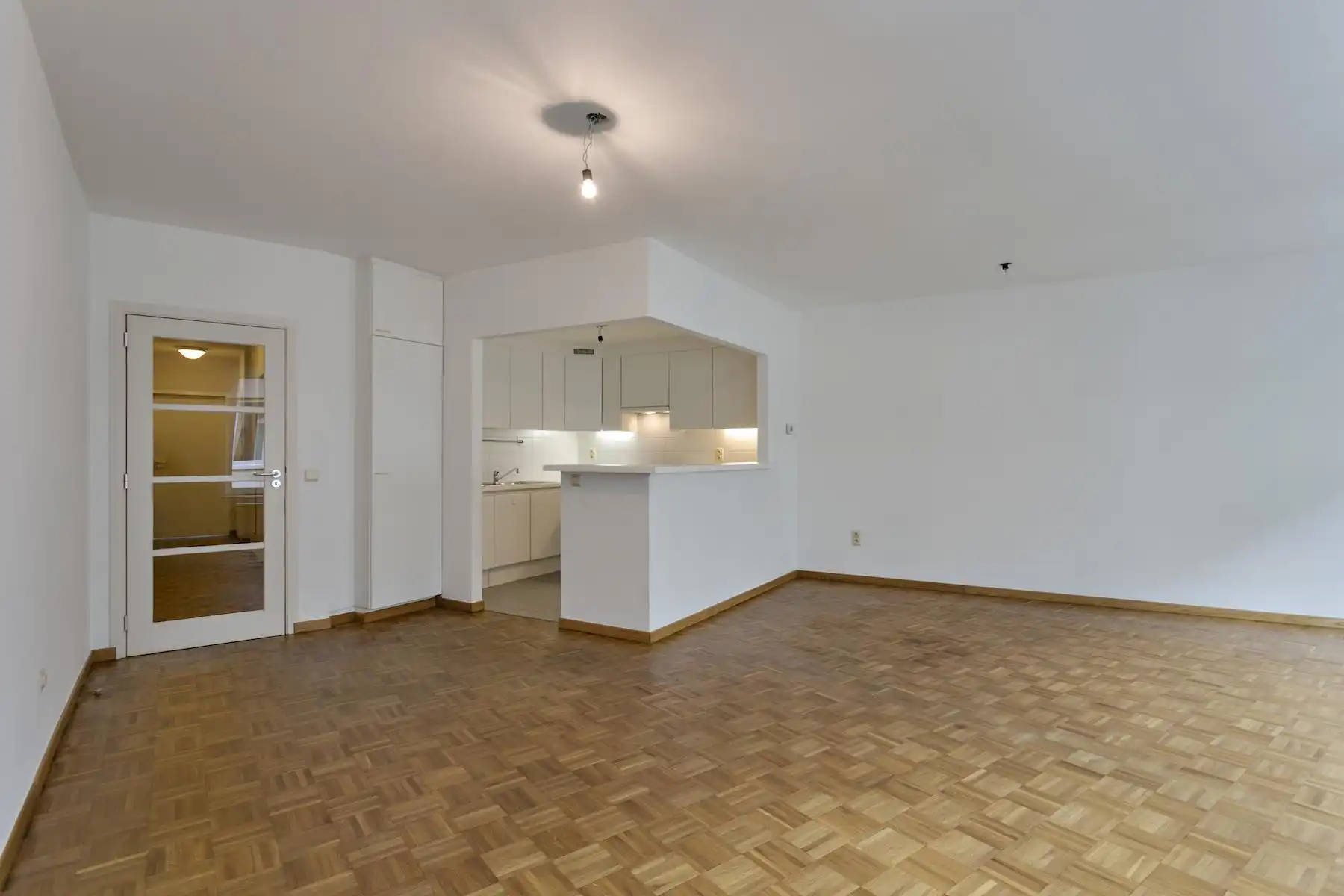 Zeer licht en aangenaam één-slaapkamerappartement foto {{pictureIndex}}